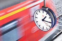 Bild vergr��ern: Bahnhofsuhr mit vorbeifahrendem Zug