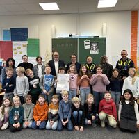 Bild vergr��ern: 2. Platz (punktgleich):
Gemeinschaftsgrundschule Heggen, v.l.: Klasse 3 mit Lehrkr�ften, Klimaagentur, Kirche, Polizei und mittig B�rgermeister Achim Henkel