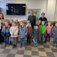 Bild vergr��ern: 2. Platz (punktgleich): 
Oene-Elspe-Tal-Schule, v.l.: Klasse 1 a vor der Klassenlehrerin Christina Vogt, B�rgermeister Tobias Puspas und Meike Menn der Klimaagentur im Kreis Olpe e.V.