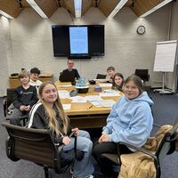 Sch�lerinnen und Sch�ler entdecken alte Schriften im Gemeindearchiv Finnentrop